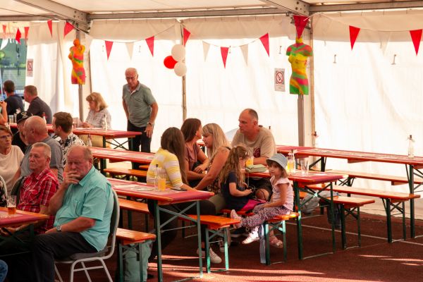 sommerfest25sa-1281FBE17E3-3D5F-C076-543B-CE8DB0705CE7.jpg