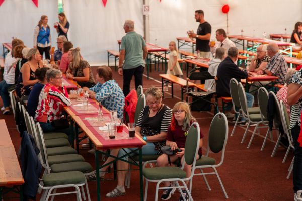 sommerfest25sa-1304A8DAB81-4328-FA60-3DD6-E24B6E3CC0DA.jpg
