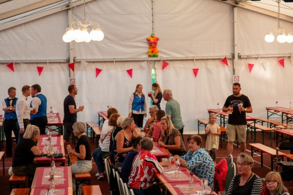 sommerfest25sa-131FADCE1A7-D3BE-C83B-664C-423C63459828.jpg