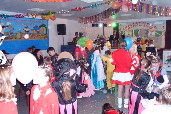 kinderfasching-2012-1400B4ADE75-11FD-B038-3DAA-9ED89DE40AB4.jpg